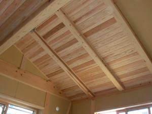 杉板の勾配天井