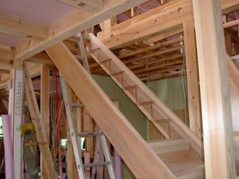 杉板の階段を製作中