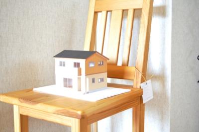 松島の家模型と杉の椅子