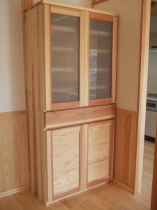 杉材のシンプル食器棚